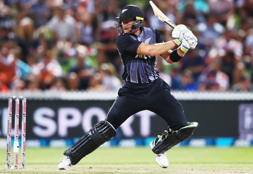 NZvENG: इंग्लैंड के हाथों 2 रनों से हार के बावजूद ट्राई सीरीज़ के फाइनल में पहुंचा न्यूज़ीलैंड