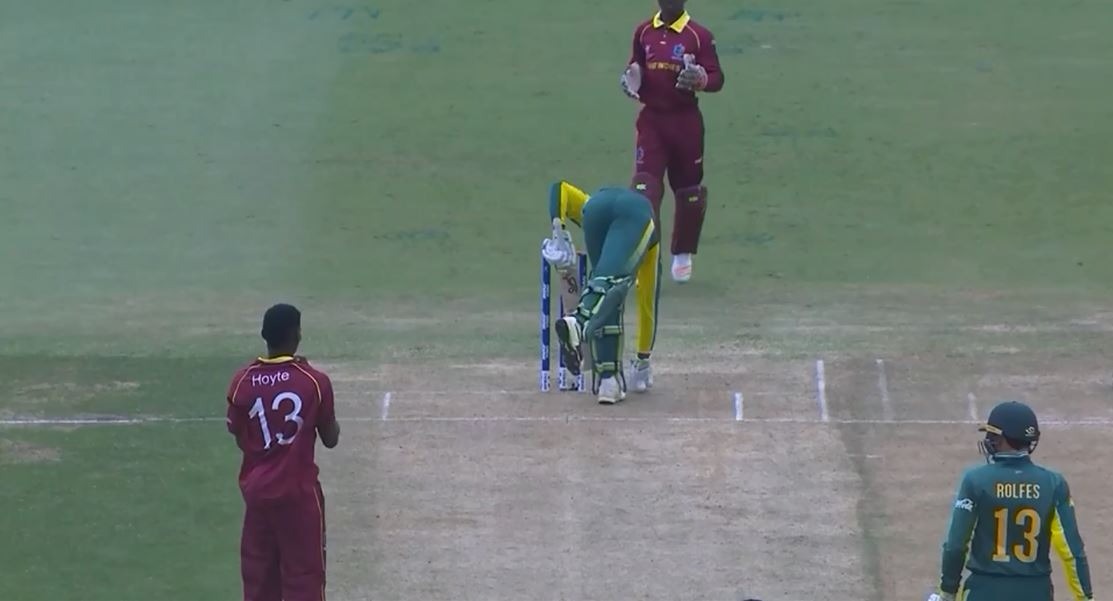 Under-19: मैदान से गेंद उठाकर विकेटकीपर को देना पड़ा भारी, अंपायर ने दिया आउट