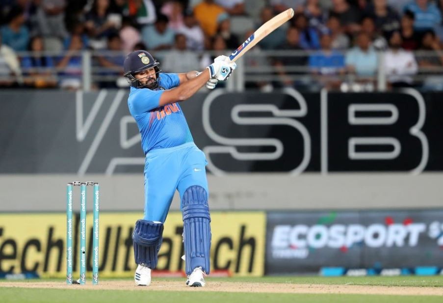कप्तान रोहित शर्मा ने आज कप्तानी पारी खेलते हुए 16वां टी20 अर्धशतक भी पूरा किया. उन्होंने अपनी 50 रनों की पारी में आज चार छक्के लगाए और तीन चौके लगाए.