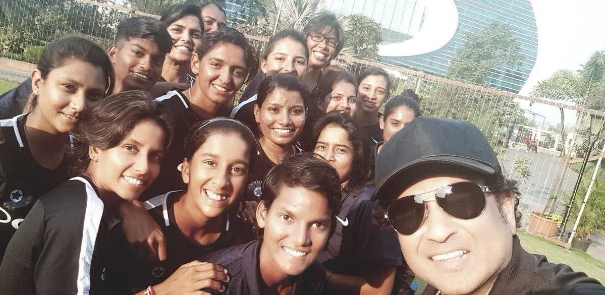 Tendulkar boosts women\'s team morale ahead of SA series