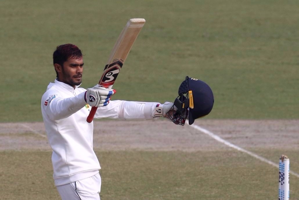 Hobbling De Silva scores hundred, Lanka reach 226/5 at tea