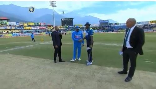 TOSS INDvsSL: श्रीलंका ने टॉस जीतकर चुनी पहले गेंदबाज़ी, भारत के लिए वाशिंगटन सुंदर का डेब्यू TOSS INDvsSL: श्रीलंका ने टॉस जीतकर चुनी पहले गेंदबाज़ी, भारत के लिए वाशिंगटन सुंदर का डेब्यू