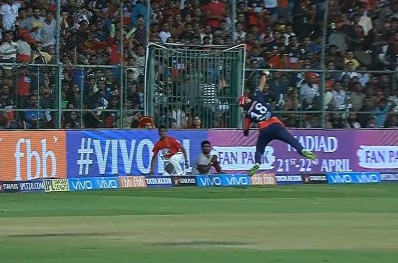 WATCH: विराट को आउट करने के लिए फील्डर बन गया \'रोबोट\', लपका अविश्वसनीय कैच