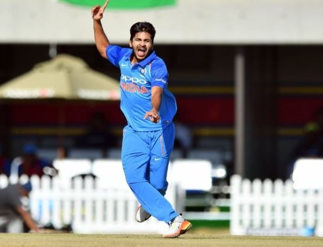 INDvSL: शार्दुल ठाकुर की गेंदबाज़ी के आगे श्रीलंका ने बनाए 152 रन INDvSL: शार्दुल ठाकुर की गेंदबाज़ी के आगे श्रीलंका ने बनाए 152 रन