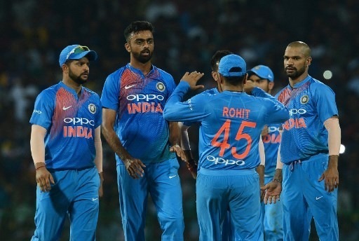 INDvSL: बारिश के खलल के बाद भारत ने टॉस जीतकर चुनी पहले गेंदबाज़ी INDvSL: बारिश के खलल के बाद भारत ने टॉस जीतकर चुनी पहले गेंदबाज़ी