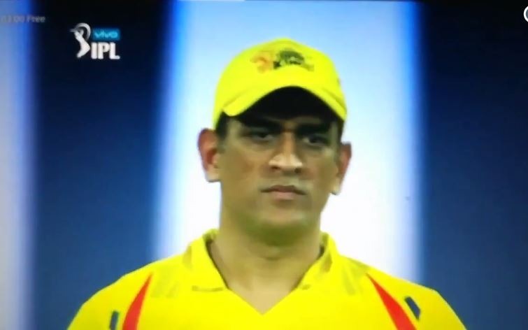 IN PICS: लड़की ने अपने \'पार्टनर\' से माफी मांगते हुए धोनी को बताया पहला प्यार