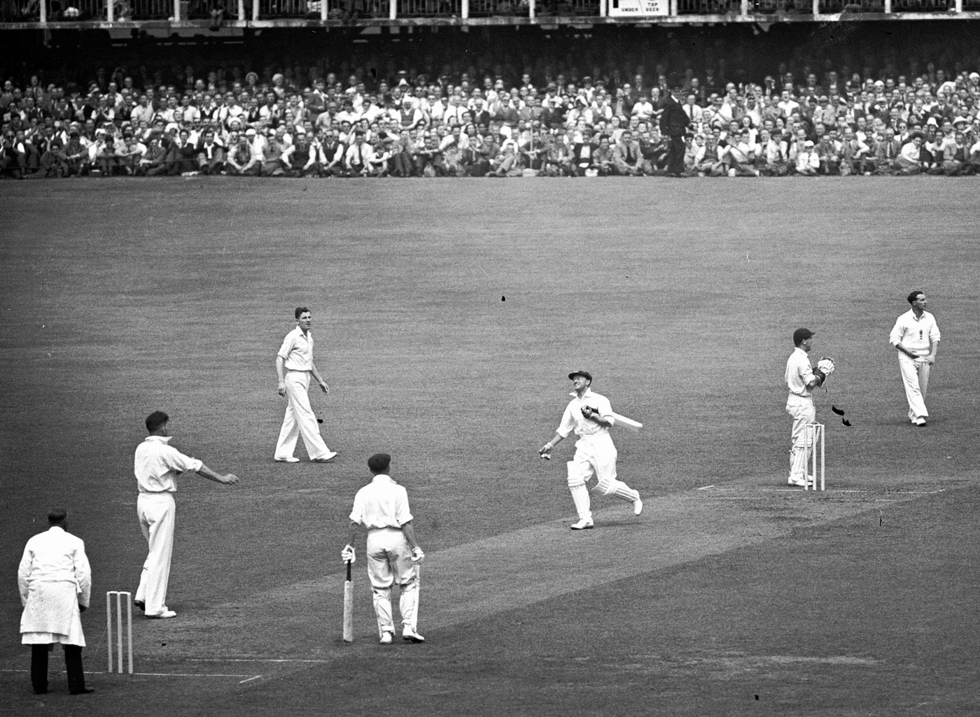 लिस्ट में चौथे नंबर पर शामिल है डॉन ब्रैडमेन की कप्तानी वाली ऑस्ट्रेलिया की टीम. 1946 में खेले गए इस टेस्ट में ऑस्ट्रेलिया ने इंग्लैंड को पारी और 332 रनों से हराया था. ब्रैडमेन की 187 रनों की पारी की बदौलत ऑस्ट्रेलिया ने 645 रन बनाए थे जबकि इंग्लैंड की टीम 141 और 172 रनों पर ढेर हो गई थी.