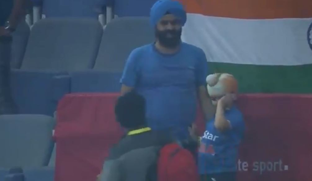 एक नन्हा बच्चा तो भारतीय टीम की हार पर इतना मायूस हुआ कि वो मैच के बाद सिसक सिसक कर रोने लगा.
