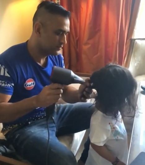 आरसीबी को धूल चटाने के बाद बदला धोनी का अवतार, किया जीवा को तैयार