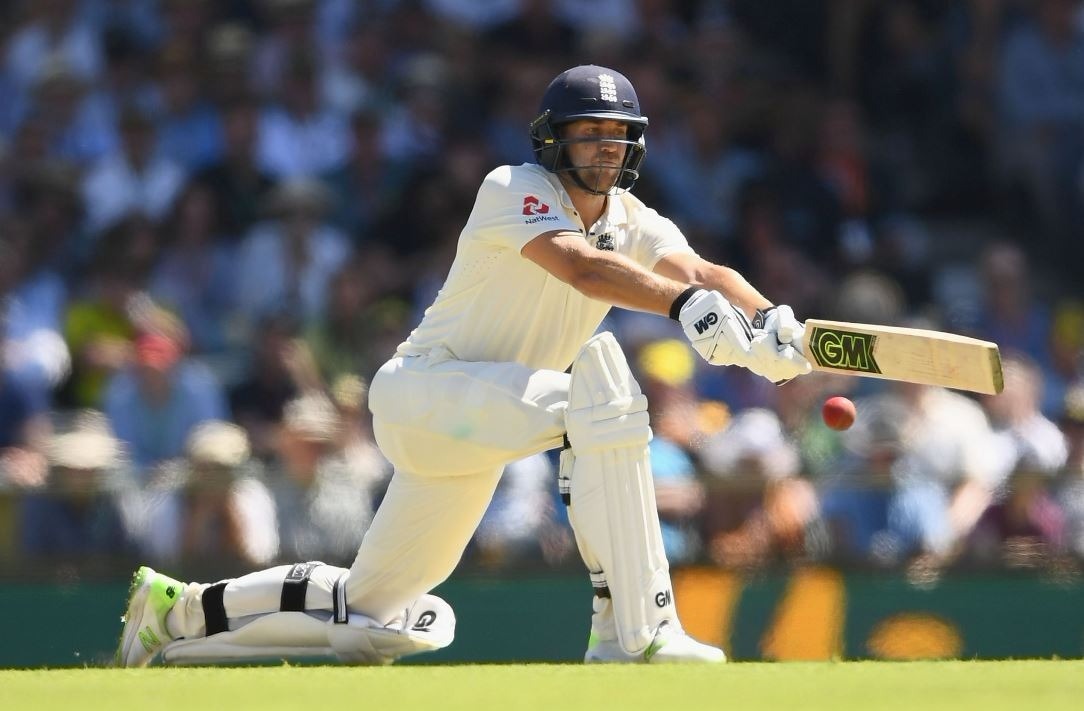 Malan\'s maiden ton gives momentum to England