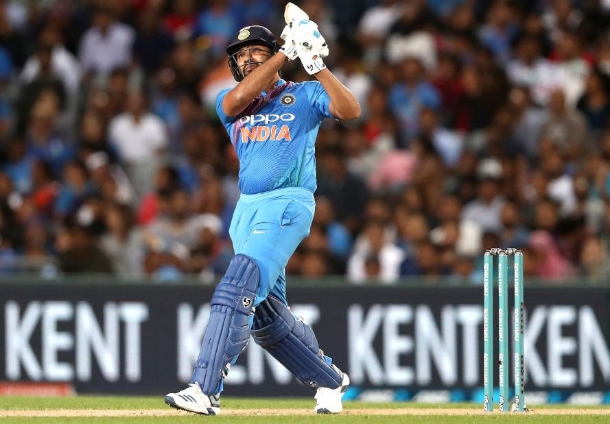 रोहित शर्मा ने आज जैसे ही 35वां रन पूरा किया वो अंतराष्ट्रीय टी20 में सबसे अधिक रन बनाने वाले बल्लेबाज़ बन गए हैं. उनके अब टी20 क्रिकेट में कुल 2288 रन हो गए हैं. जो कि सबसे अधिक है.