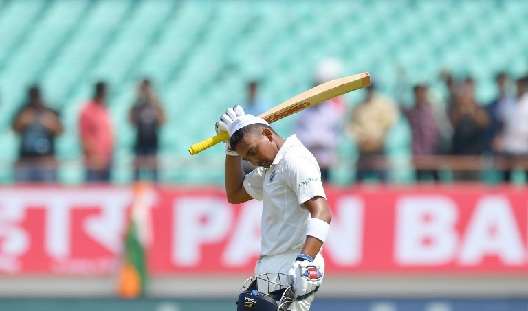 पृथ्वी टेस्ट डेब्यू में शतक के साथ आगाज़ करने वाले तीसरे मुंबई के बल्लेबाज़ बने.