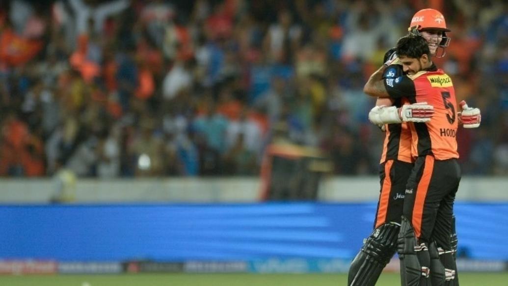 हैदराबाद-मुंबई मैच का आखिरी तीन ओवरों का रोमांच, करिअर में पहली बार बाउंड्री लगाकर बल्लेबाज़ ने दिलाई जीत